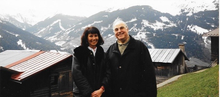 Helmut Kohl Altbundeskanzler und seine damalige Geliebte Beatrice Herbold vor Alpenpanorama mit Berghütten