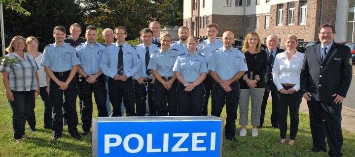 Polizisten in Uniform und Zivilisten Amtsträger vor Kreispolizeibehörde Höxter Gebäude Zeichen Polizei