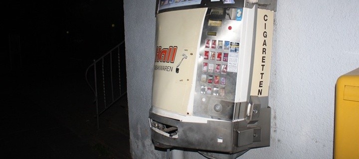 Foto Zigarettenautomat an Wand Kaputt gesprengt 
