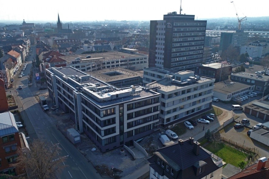 Der neue Erweiterungsbau auf dem Kreishausgelände bietet Platz für 180 Arbeitsplätze (Gebäude mit dem Photovoltaik auf dem Dach) – die Außenanlagen werden im Laufe des Frühjahrs fertiggestellt Bildnac