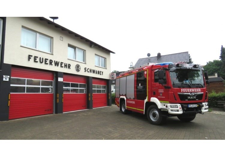 FW-PB: Feuerwehr stellt in Schwaney am 1. Mai den Vereinsbaum auf