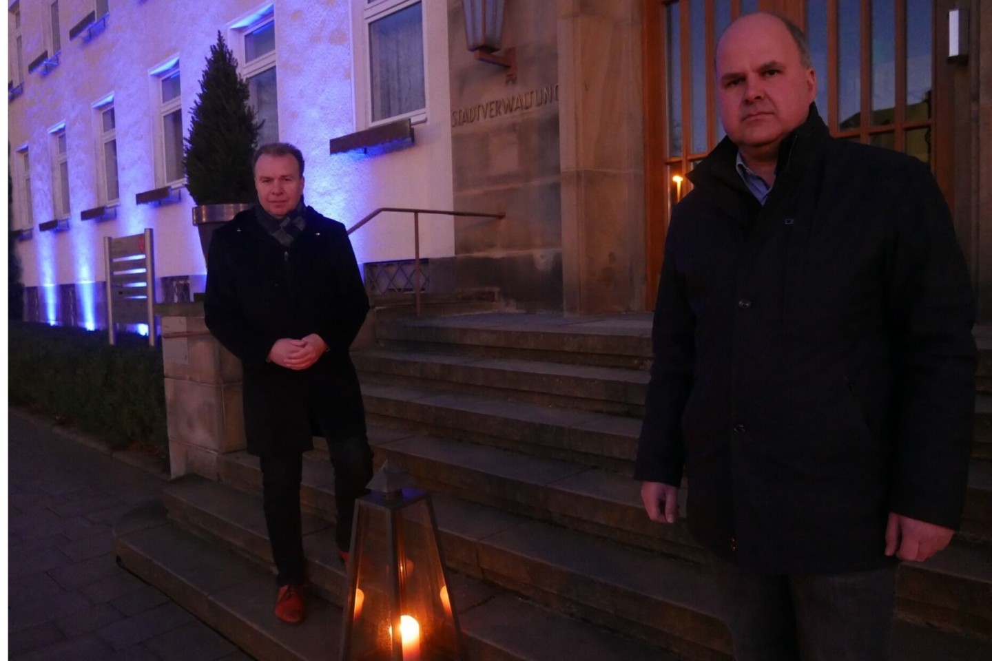 Die Bürgermeister der beiden Nachbarkommunen Bad Lippspringe und Schlangen setzten am Sonntagabend ein Zeichen der Solidarität mit den vom Krieg schwer betroffenen Menschen in der Ukraine. Das Badestä
