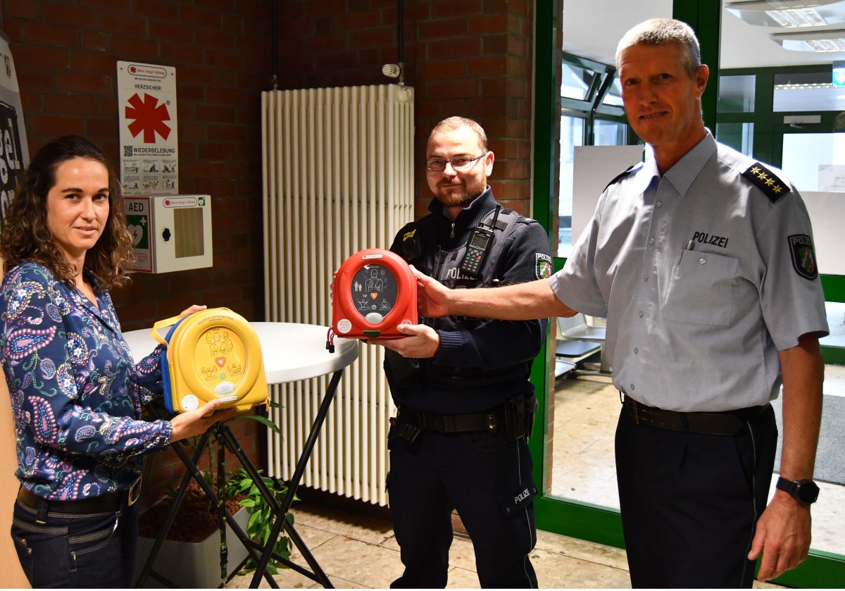 POL-PB: Beide 24-Stunden-Wachen mit Defibrillatoren ausgestattet Paderborn/Büren (ots)