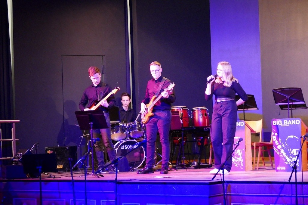 AbendvollMusik3: Aimee Möller wurde von der St Xaver-Band begleitet: Paul Hermes, Benedikt Eilebrecht und Carlsson Wandtke (v.l.n.r.). 