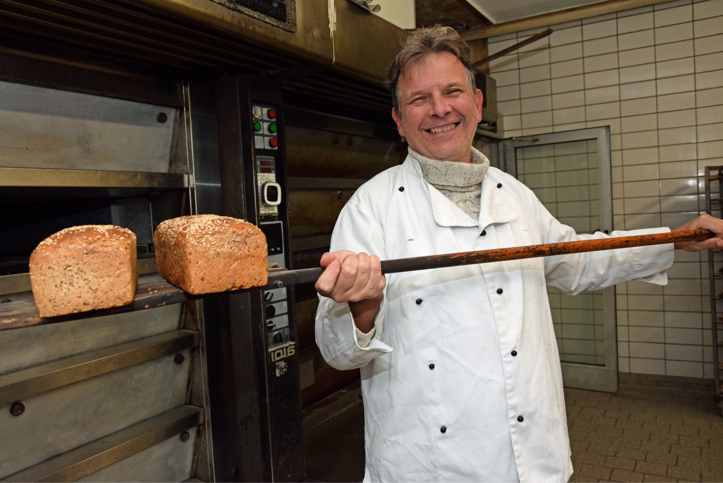 Bildunterzeile: Andreas Rode 01.jpg: Nach eigenen Rezepturen stellt Andreas Rode aus Beverungen-Drenke seine Premium- Brote her. Auch was die Brötchen angeht, setzt der Bäckermeister auf Vielfalt: Meh