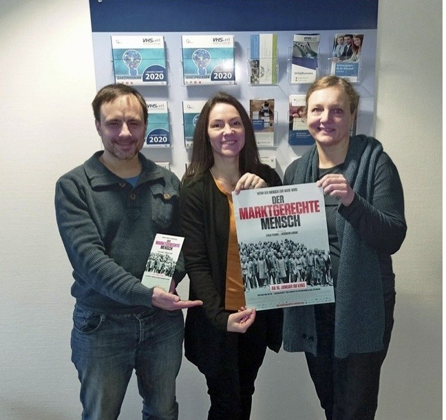 Foto von links nach rechts: Sebastian Becker (Moderator der Filmvorführung), Janine Brigant-Loke (VHS-Leiterin), Elina Wirth (Filmtheaterbetrieb Kino Bad Driburg)