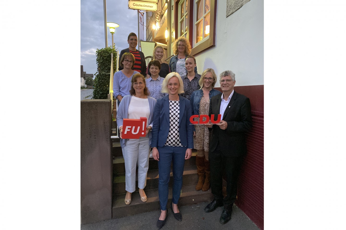 Das Foto 1 zeigt von vorne links in der ersten Reihe: Walburga Neu (stellv. Vorsitzende), Kreisvorsitzende der Frauen-Union Viola Wellsow, Hildegard Pöhler (stellv. Vorsitzende), CDU Bundestagsabgeord