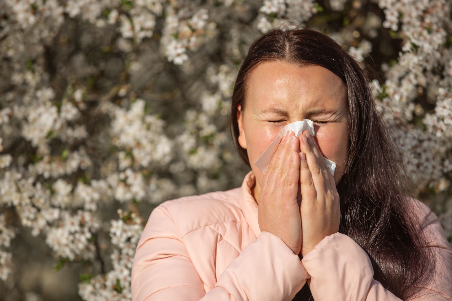 BU1: Der Klimawandel eröffnet die Leidenszeit für Allergikerinnen und Allergikern im Kreis Höxter jedes Jahr früher. Mit steigenden Temperaturen fliegen bereits die ersten Pollen. Foto: AOK/Colourbox/