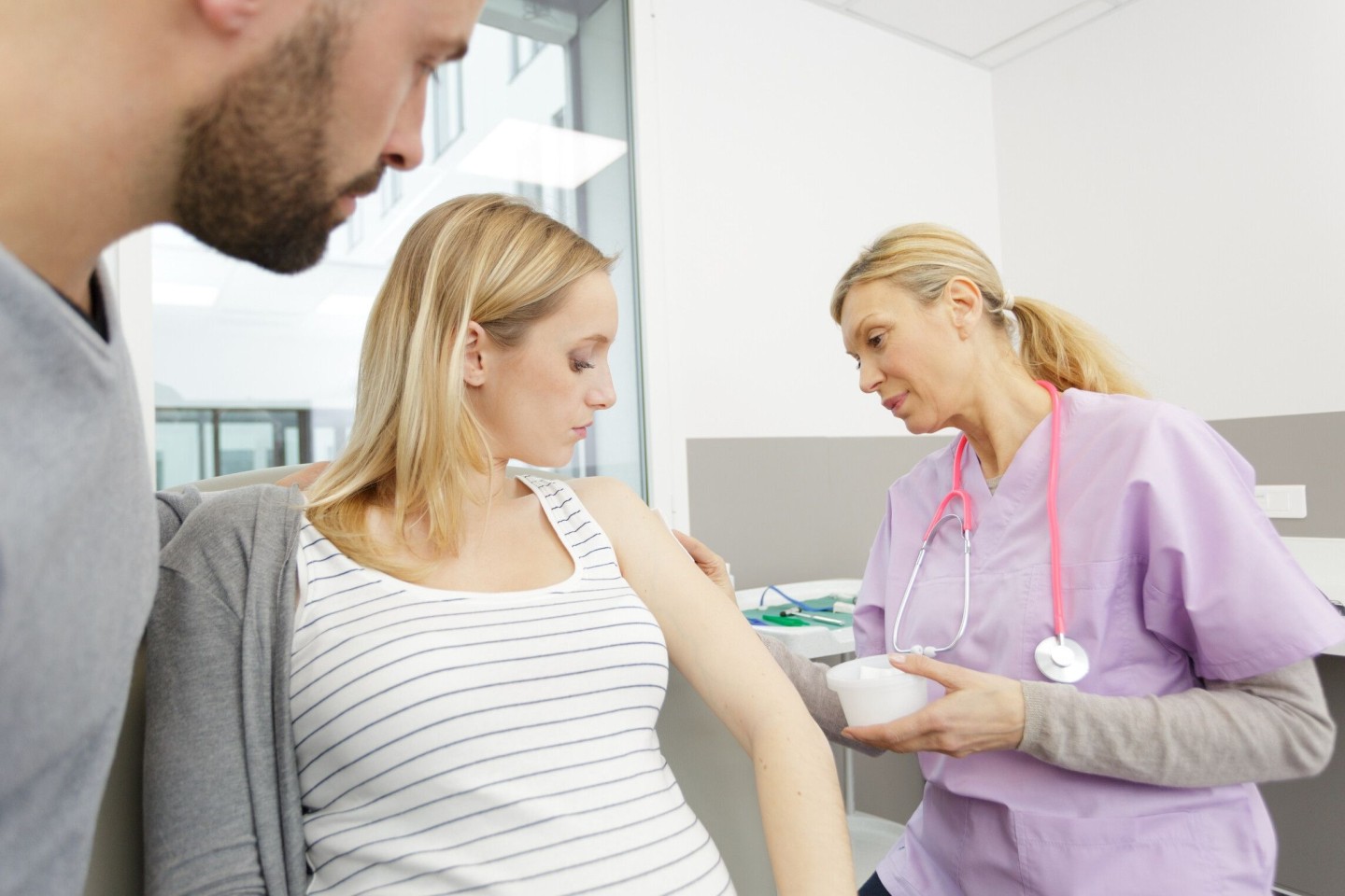 BU1: Auch im Kreis Höxter sollten sich Schwangere rechtzeitig vor der Geburt gegen Keuchhusten impfen lassen. Die Krankenkassen übernehmen dafür die Kosten. Foto: AOK/hfr. 