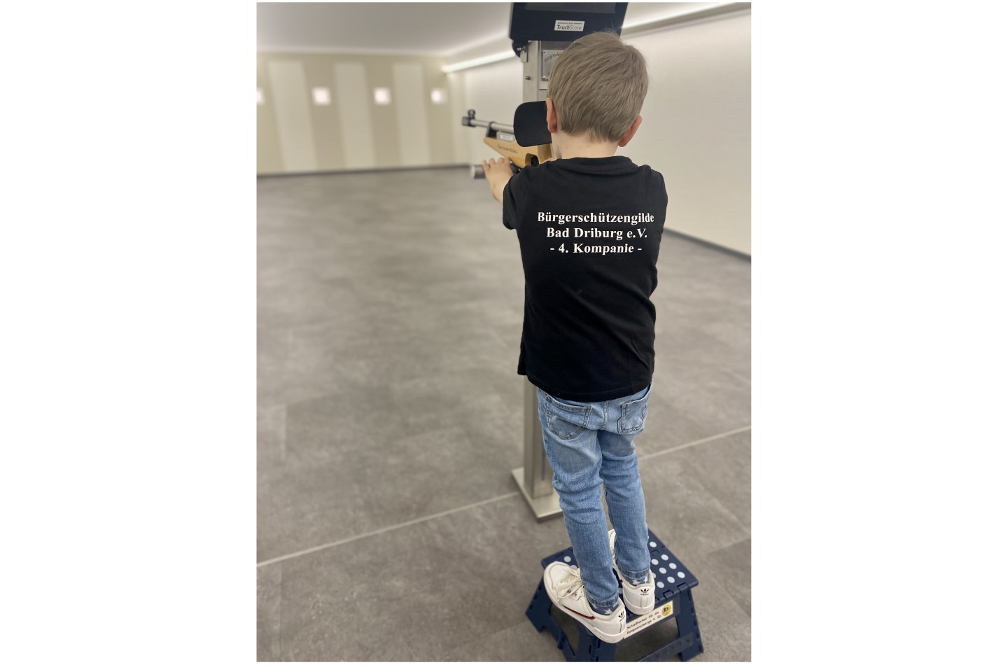Bildunterschrift: Ben Mathies (6 Jahre), freute sich bereits mit dem Lasergewehr sicher üben zu dürfen.