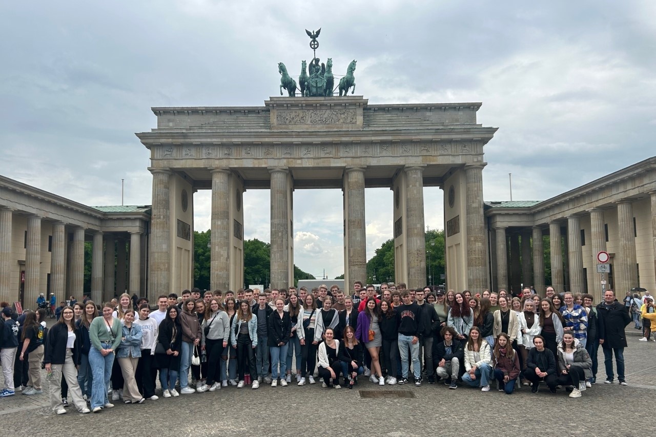  Bildunterschriften: Berlin.jpg: Das traditionelle Gruppenfoto vor dem Brandenburger Tor Berlin2.jpg: Spannende politische Einblicke erlebten die Schülerinnen und Schüler im Plenarsaal des Bundestag