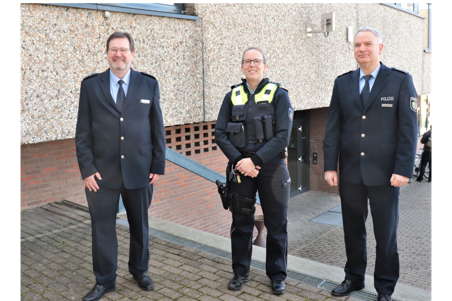 Bildunterschrift: Jessica Dury (Mitte) wurde von Polizeidirektor Christian Brenski (links) und Wachleiter Georg Arendes (rechts) begrüßt. Warburg (ots)