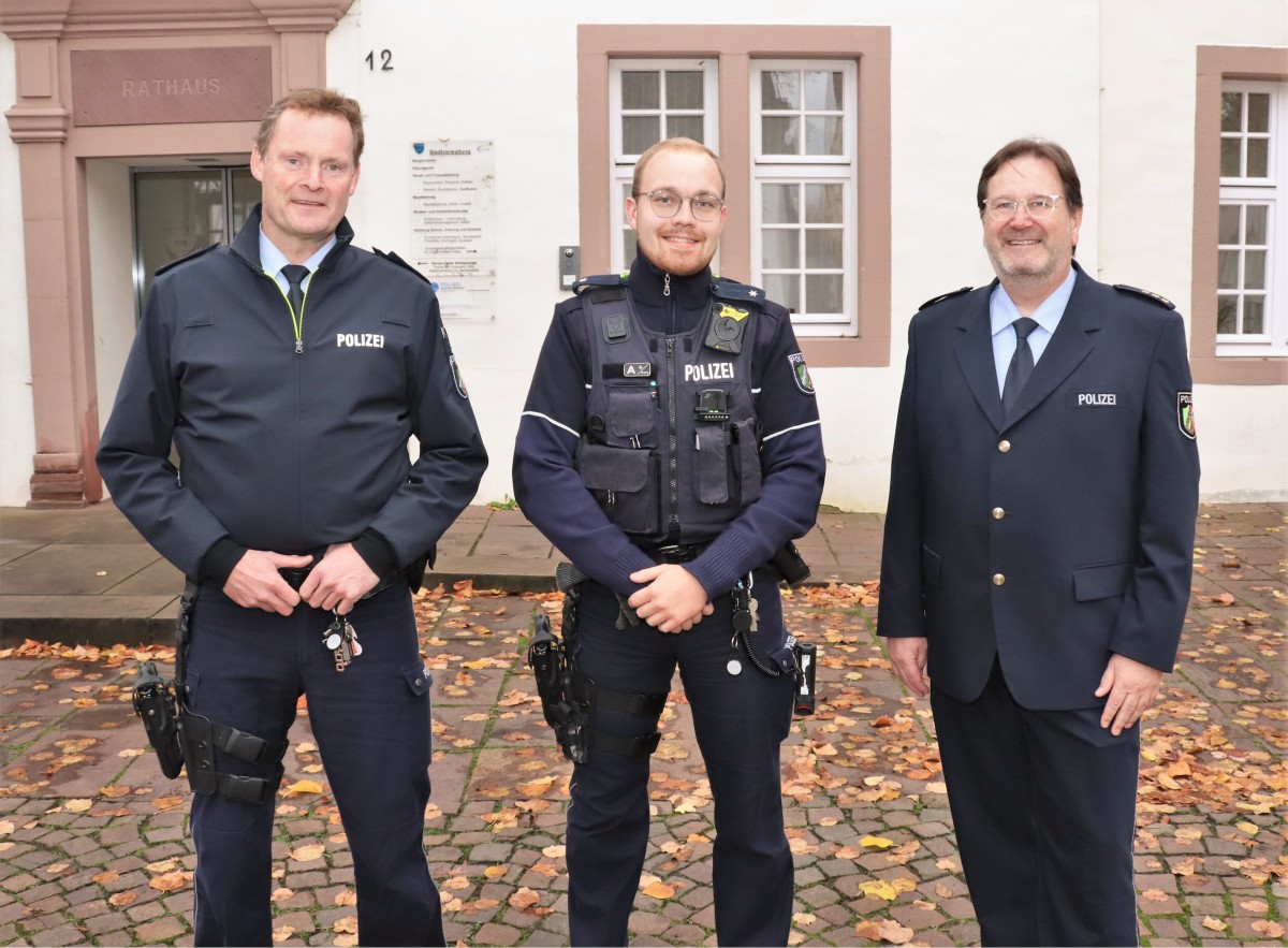 Bildunterschrift: In Beverungen wurde Sascha Mantel (Mitte) von Polizeidirektor Christian Brenski (rechts) und dem Wachleiter aus Höxter, Sebastian Müller, begrüßt.