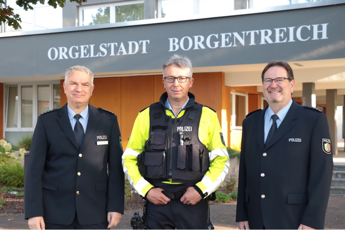 Bildunterschrift: In Borgentreich wurde Markus Overbeck (Mitte) von Polizeidirektor Christian Brenski (rechts) und dem Warburger Wachleiter Georg Arendes willkommen geheißen.