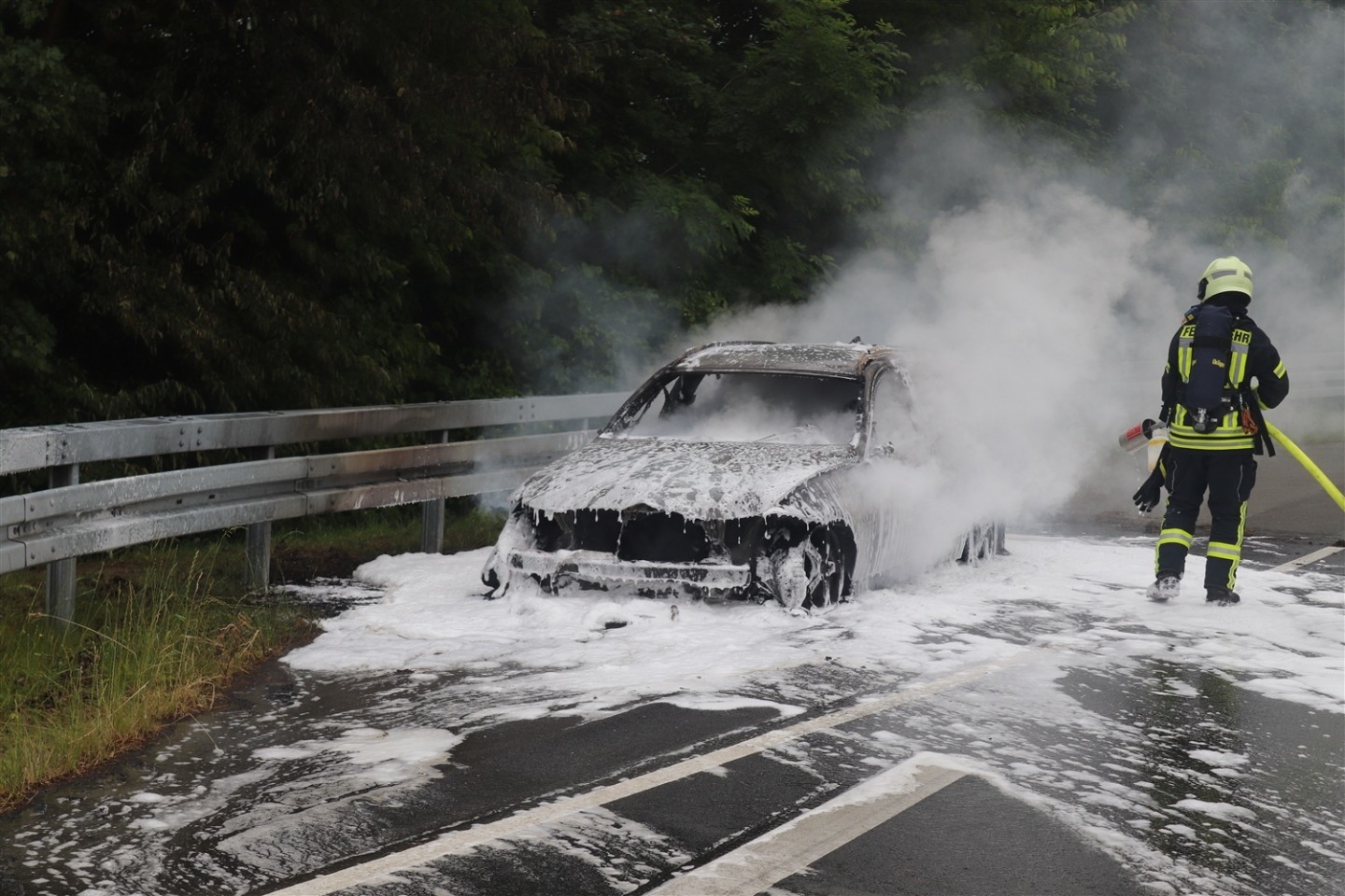 POL-HX: Autobrand: B 64 mehrere Stunden gesperrt (FOTO)