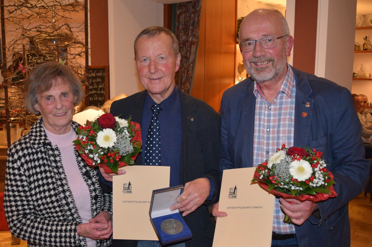 Bild 1 – Ehrung durch die Vorsitzende des Ostwestfälischen Turngaus von links nach rechts: Ingrid Knetsch, Peter Kufner, Josef Lüttig