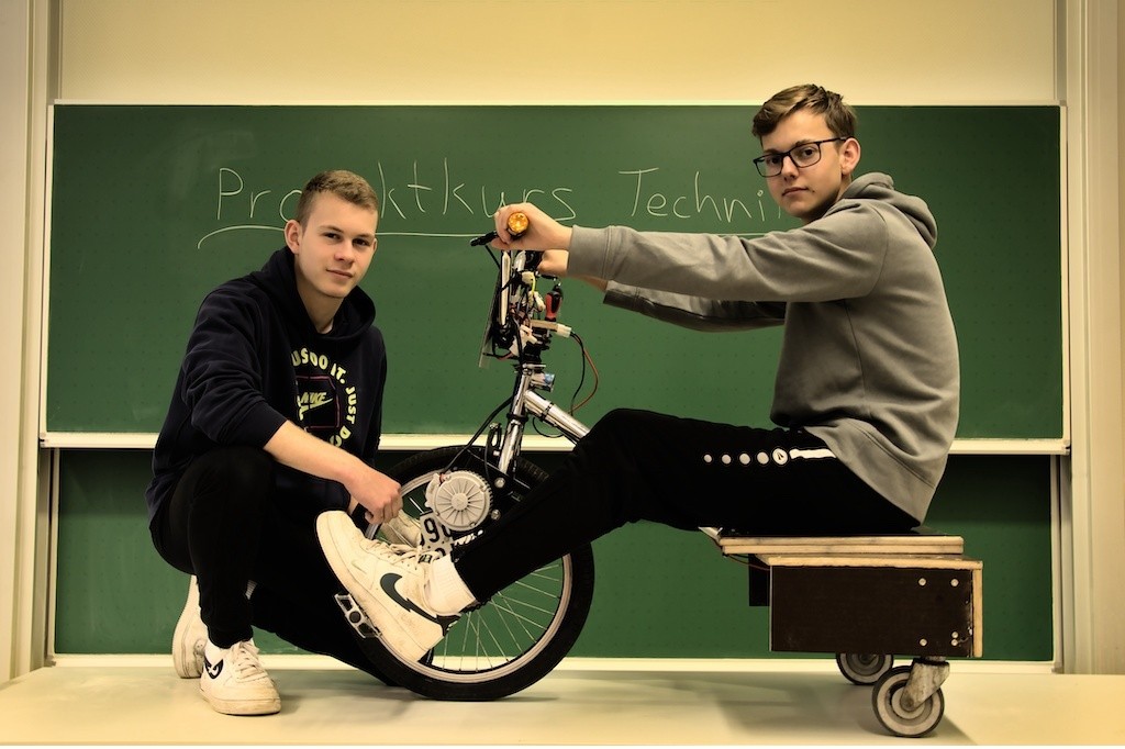 Bild 1: Patrick Neuhaus und Alexander Göke (v.l.n.r.) mit ihrem Drift-Trike