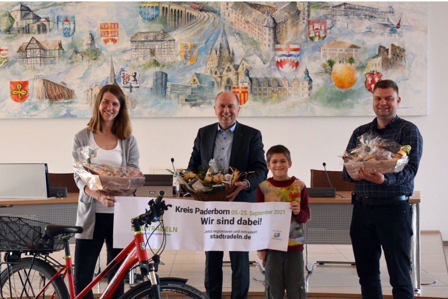 Die drei Gewinner loste der Kreis aus 5.162 Teilnehmenden beim Stadtradeln aus. Foto: Kreis Paderborn, Presse- und Öffentlichkeitsarbeit, Meike Delang