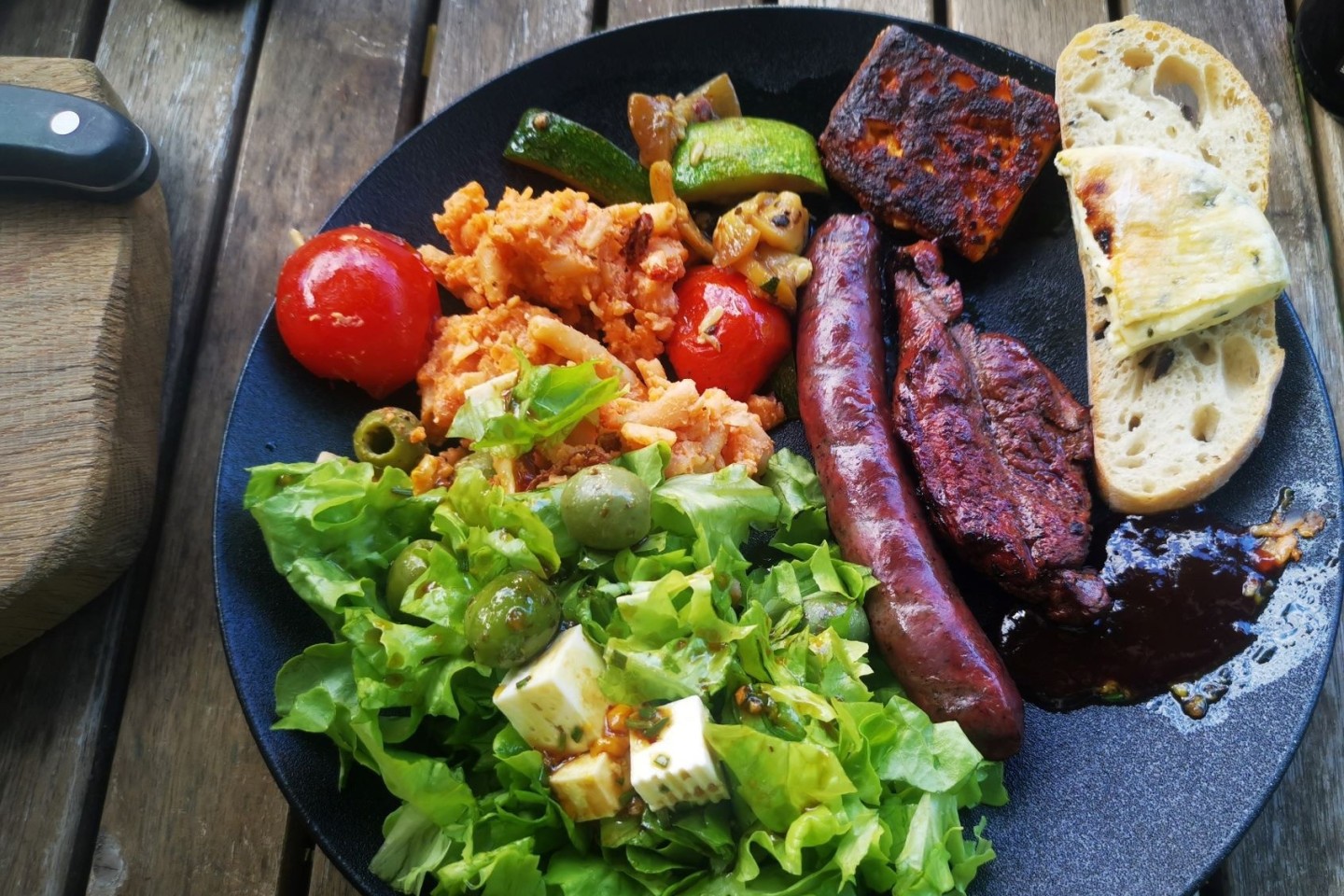 Bild 1: bunter Grillteller mit Rotwildbratwurst und einem Steak aus der Keule 