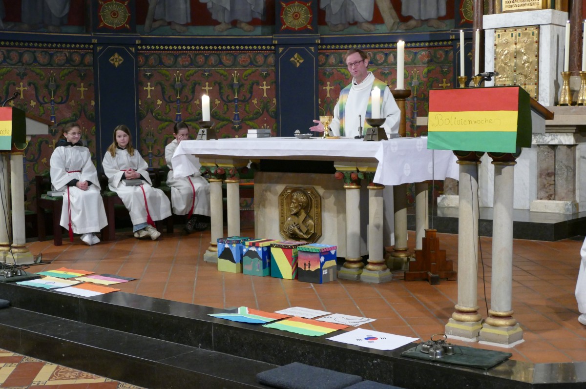 Boliviengottesdienst2: Pastor Niedzwetzki zelebrierte den Boliviengottesdienst, in dem die Kinder u.a. die gesammelten Spenden zum Altar brachten.