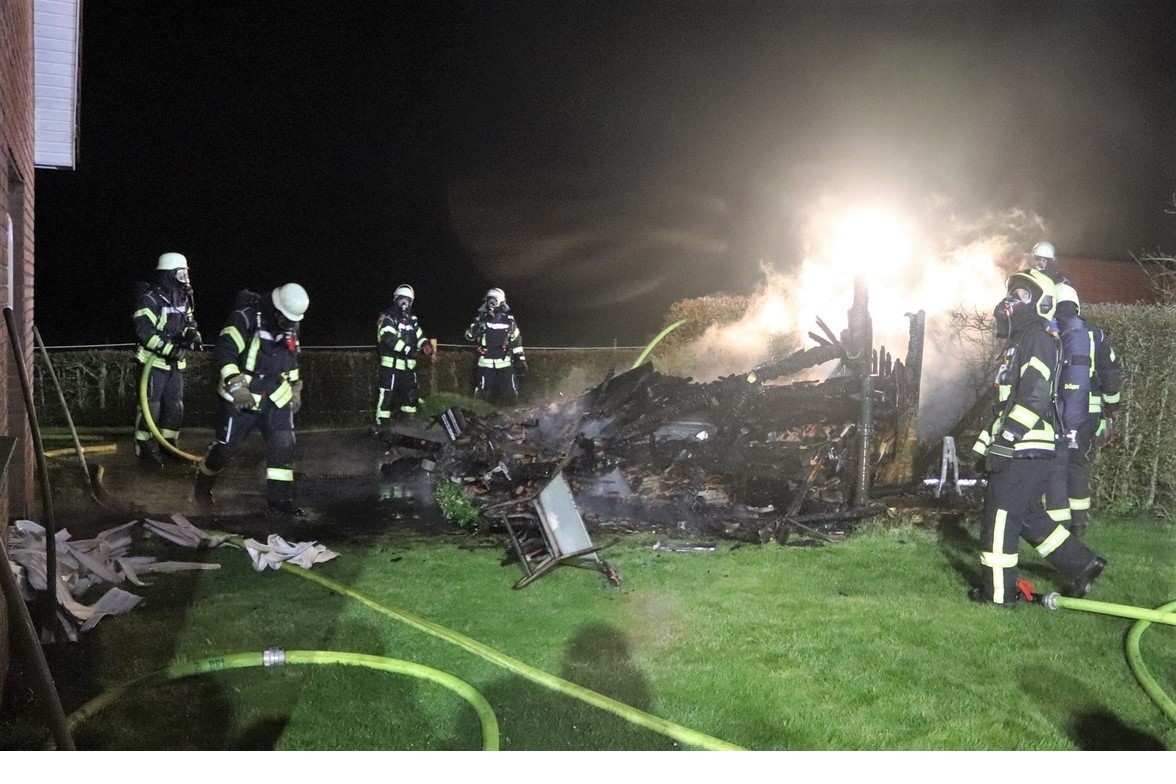 POL-HX: Gartenhütte durch Feuer vollständig zerstört