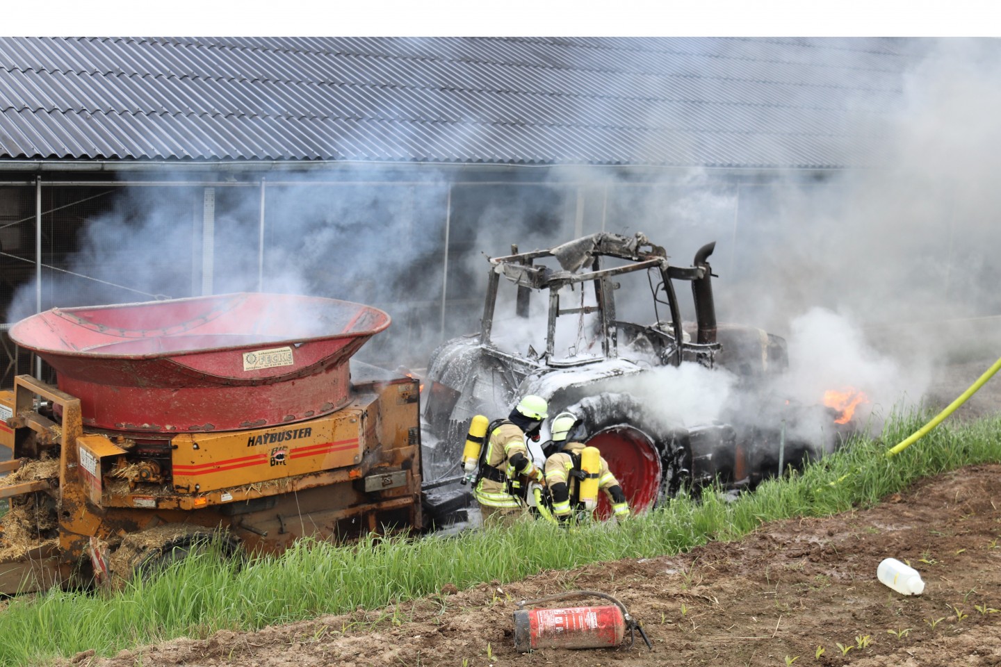 POL-HX: Traktor gerät in Brand