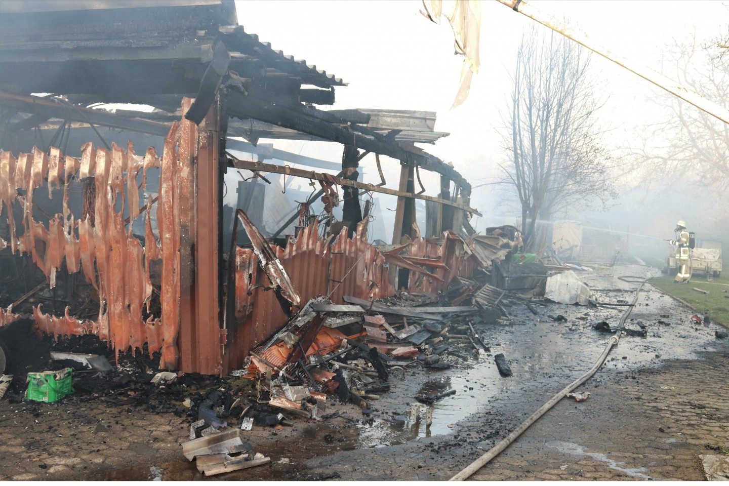 POL-HX: Garage und Holzlager geraten in Brand