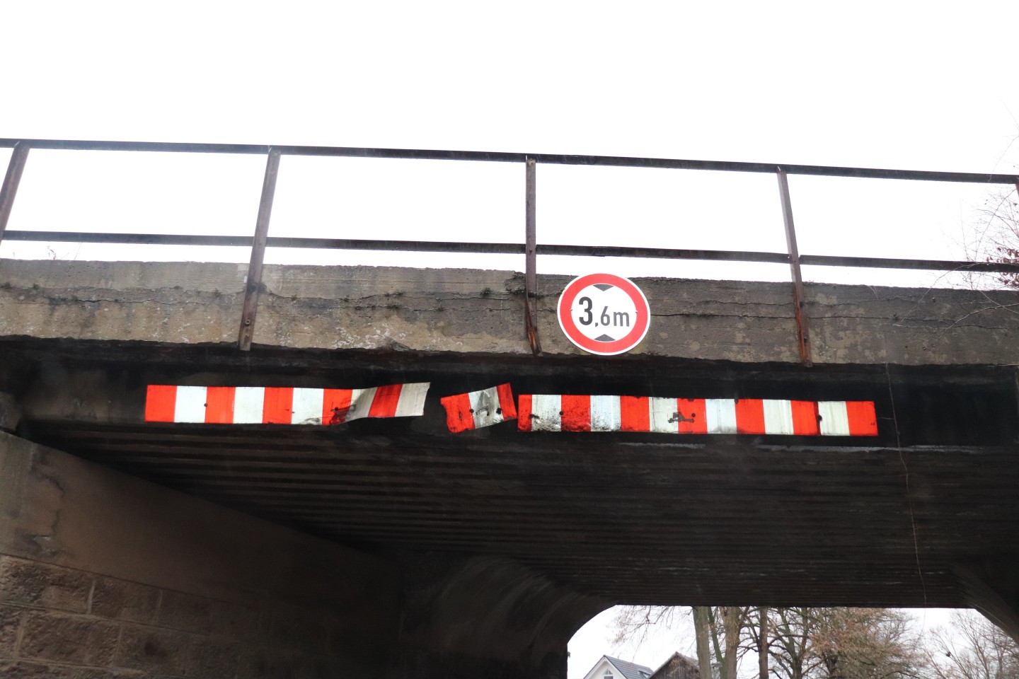 POL-HX: Mit Lkw unter Brücke festgefahren Höxter (ots)