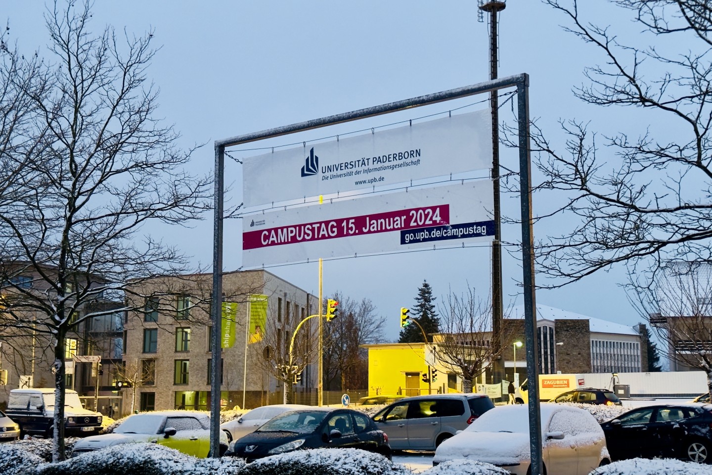 Fotounterschrift: Der Campustag an der Uni Paderborn: Für SchülerInnen eine gute Möglichkeit, realistische Einblicke in den Studienalltag zu bekommen.