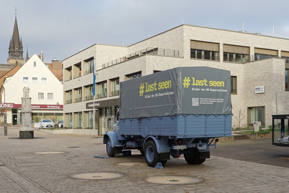Der LKW war sowohl in der Fußgängerzone als auch am Gymnasium St. Kaspar in Neuenheerse ausgestellt.