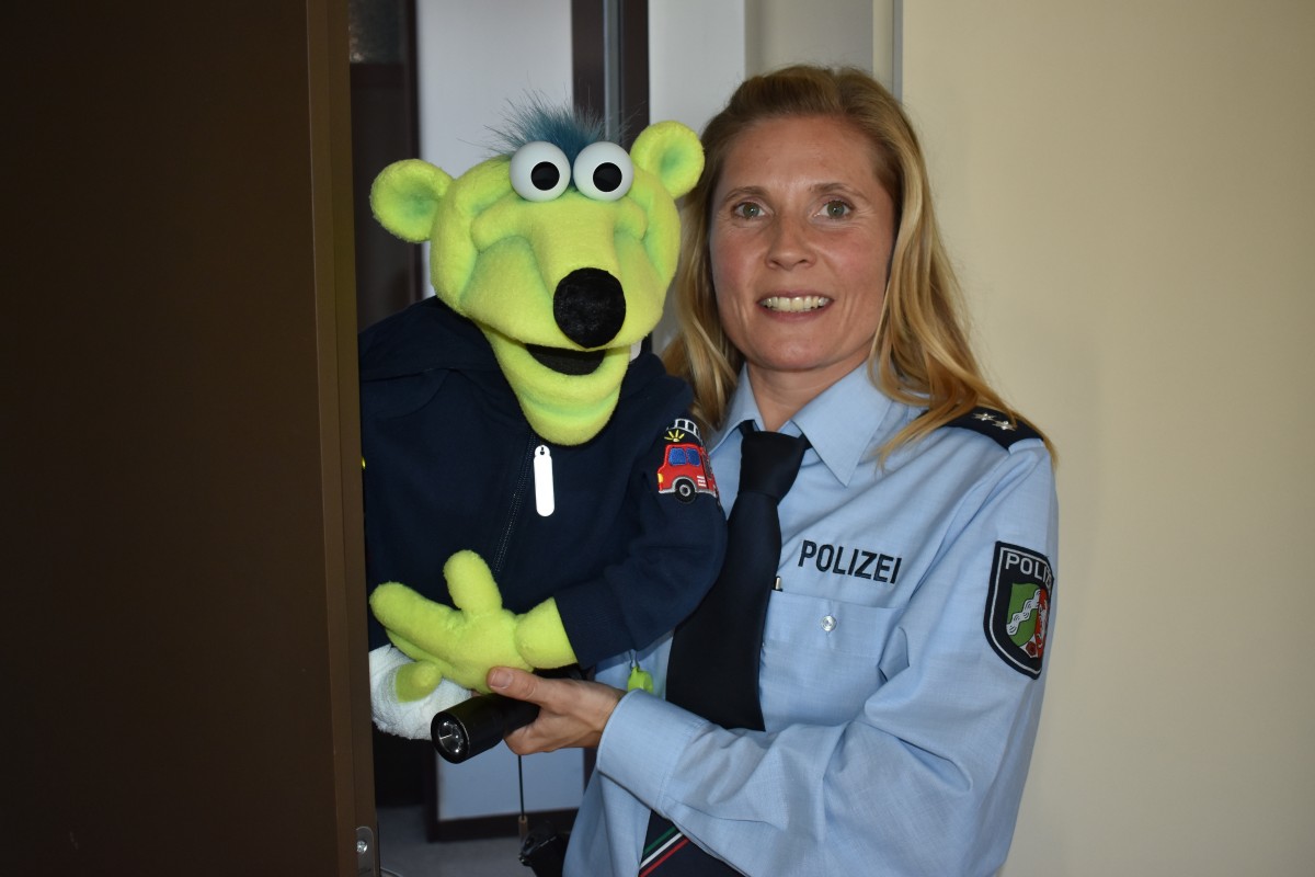 POL-PB: Neue Puppe unterstützt die Paderborner Polizei bei der Verkehrserziehung