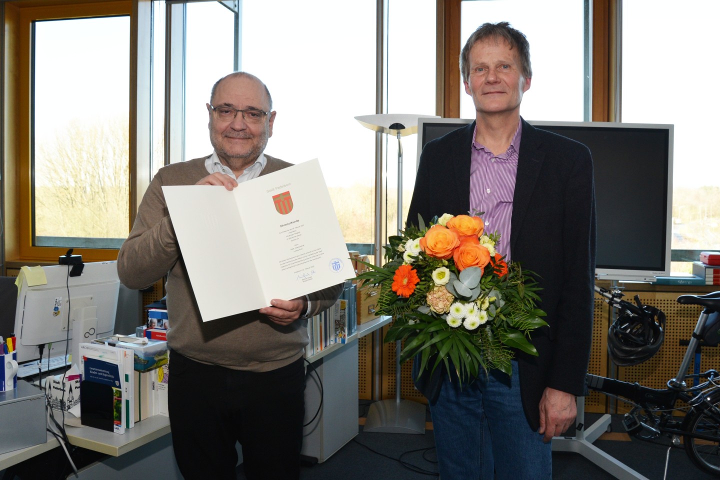 Sozialdezernent Wolfgang Walter (links) dankte Ludwig Koch und überreichte ihm eine Ehrenurkunde. Der Leiter des städtischen Sozialamtes ist seit 40 Jahren im öffentlichten Dienst beschäftigt. © Stadt