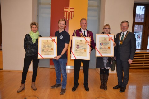 Bürgermeister Michael Dreier verleiht den Heimatpreis an drei Vereine