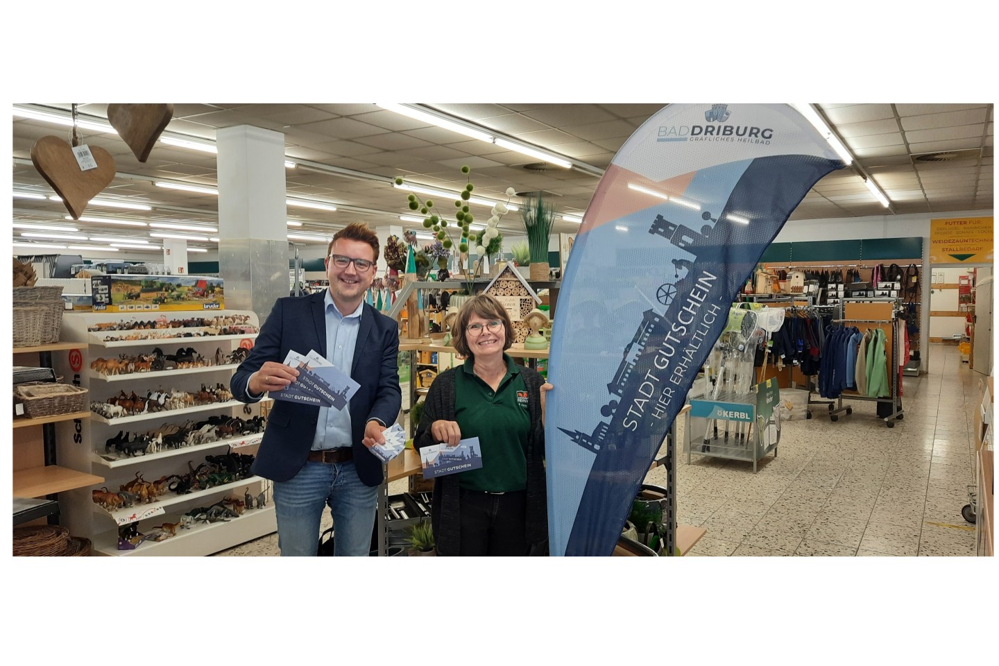 Daniel Winkler (Bad Driburger Touristik GmbH) und Brigitte Cerny (Landmarkt Cerny) freuen sich als Verkaufsstellen auf die ersten Käufer des neuen Stadt Gutscheins