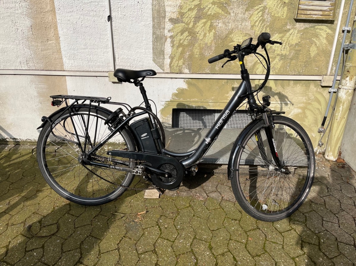1.) City-E-Bike, Hersteller: Prophete, Modell: Hansa, Farbe: schwarz An der Sattelstütze befindet sich ein kunststoffummanteltes Fahrradschloss