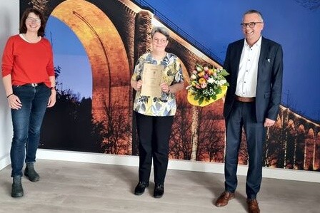 Markus Raabe und Kita-Leiterin Brigitte Böger gratulieren Renate Niggemeier zum 40-jährigen Dienstjubiläum (Foto: K. Raabe)