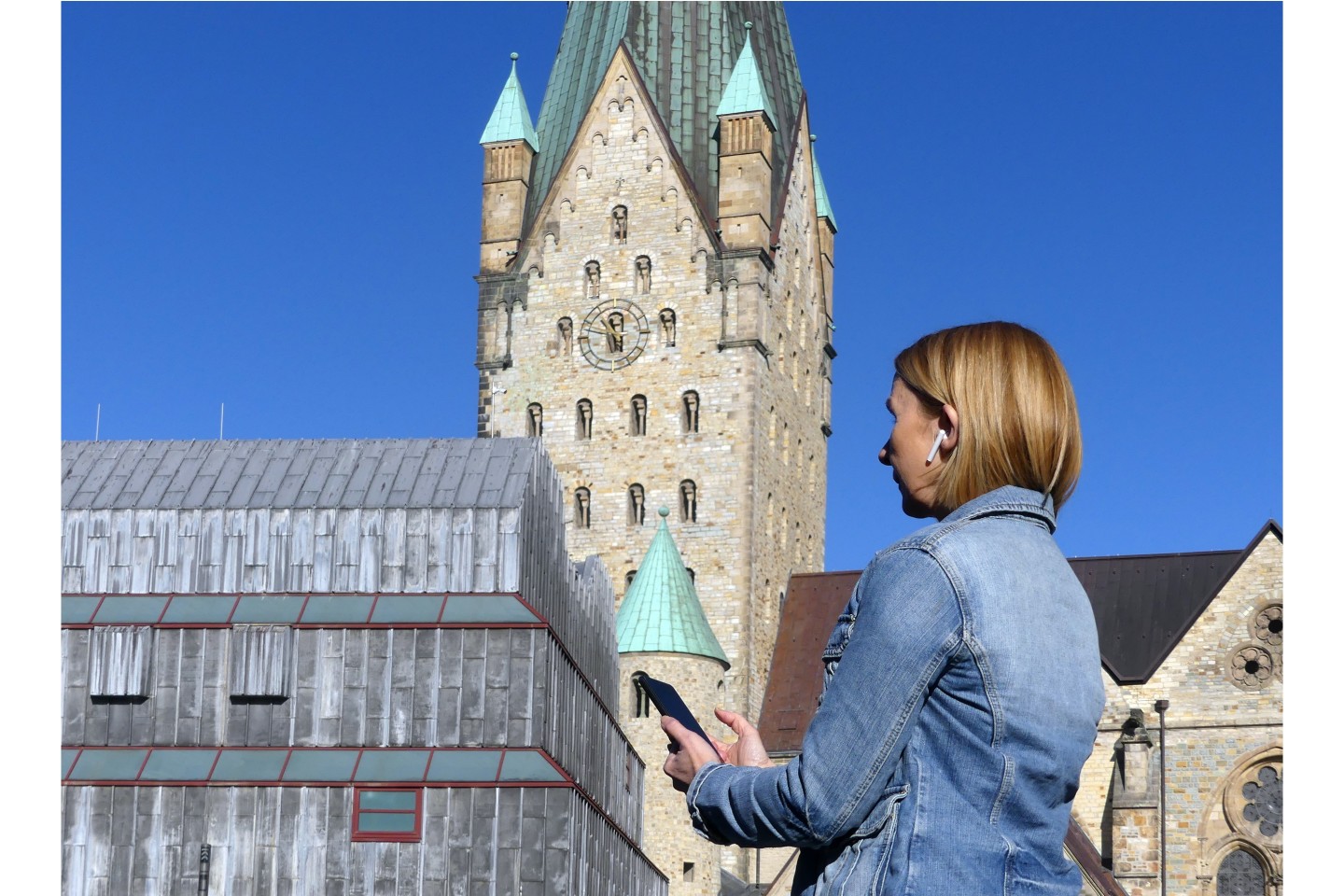 Foto: Das Smartphone leitet durch die Stadt: Paderborn bietet zahlreiche digitale Angebote für die Stadterkundung.Bildrechte: Verkehrsverein Paderborn e. V.  Fotograf: Ingrid Vogedes