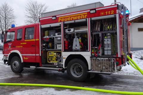 Im Winter der Feuerwehr bei der Brandbekämpfung helfen