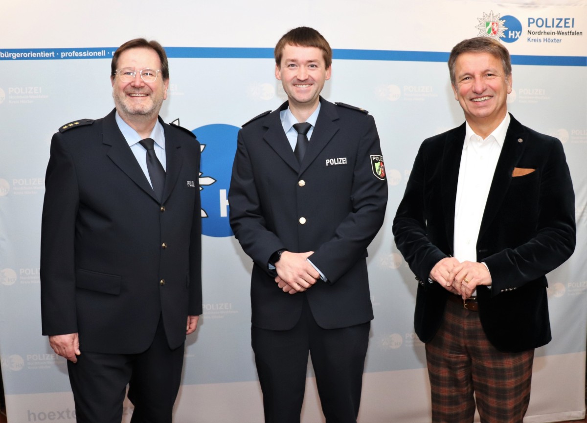 Bildunterschrift: Behördenleiter Landrat Michael Stickeln (rechts) und Polizeidirektor Christian Brenski (links) begrüßen Polizeirat Sven Harrsen in Höxter.
