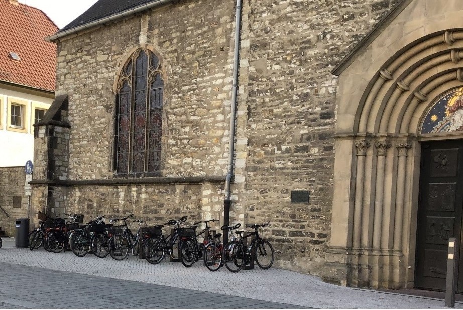 Fotos: Diese Fahrrad-Anlehnbügel wurden entwendet. Einige standen - wie hier auf einem Archivbild - an der Gaukirche Ecke Gaukirchweg. Fotos: Stadt Paderborn/Matthias Amediek