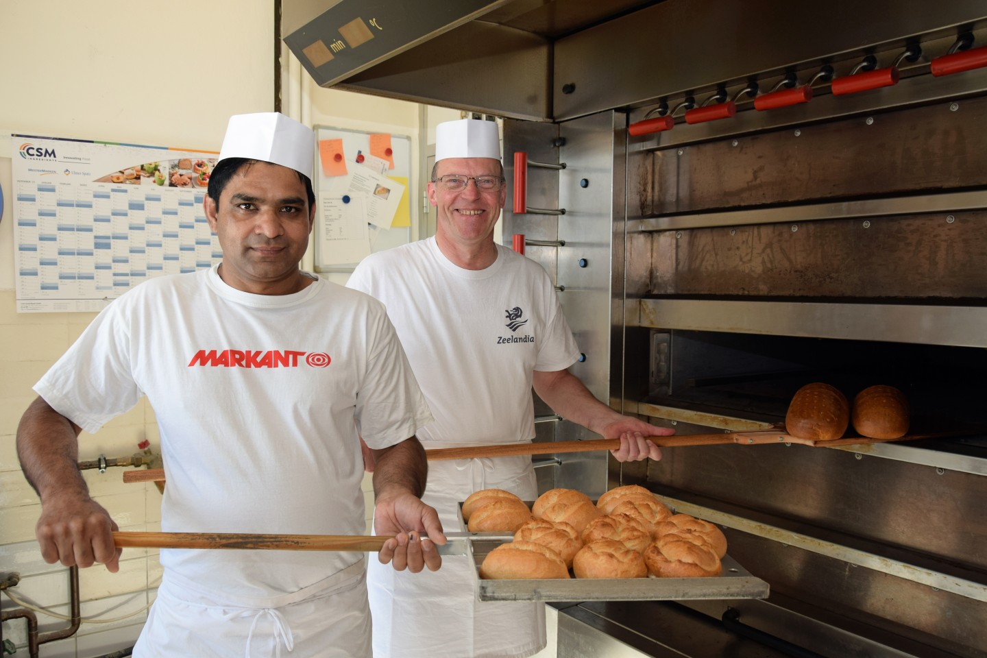 Zufriedener Chef: Reinhard Pape, Bäckermeister aus Gehrden, arbeitet gern mit Faisal Mehmood aus Pakistan zusammen. Foto: Kreishandwerkerschaft Höxter-Warburg