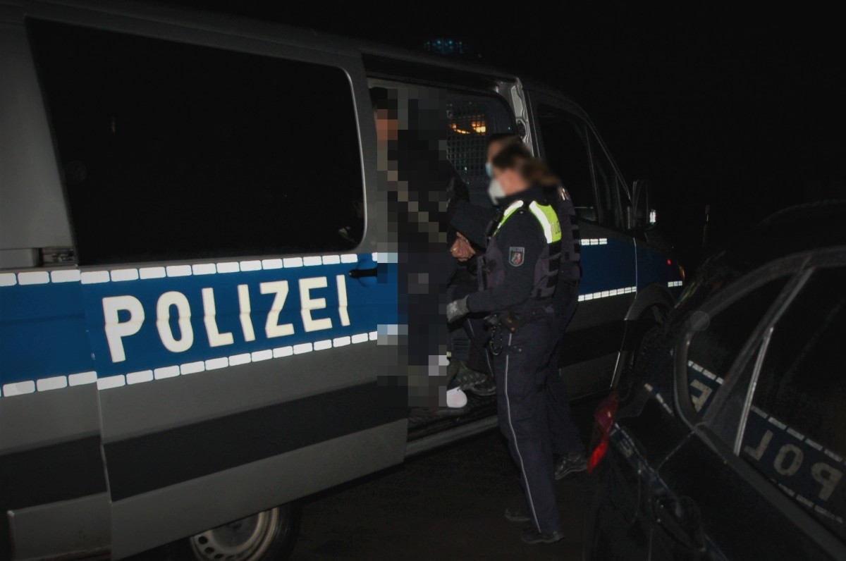 Polizei Paderborn am Mittwochmorgen hat die mutmaßlichen Drahtzieher einer überörtlichen Bande festgenommen