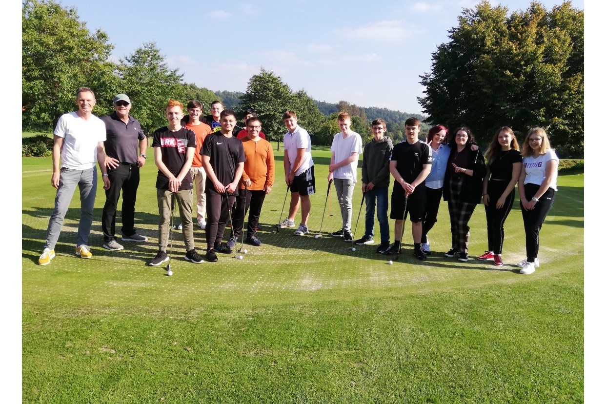 Golfunterricht begeistert Schüler und Schülerinnen der Gesamtschule Bad Driburg 