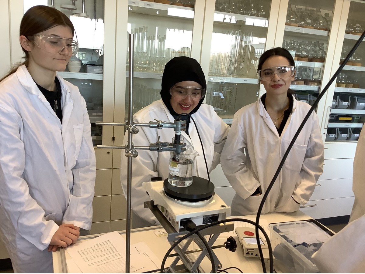 4.      Foto 4: Silina Ramadan, Cristina Saracino und Hanin Alkardosh beobachten die Messelektrode.