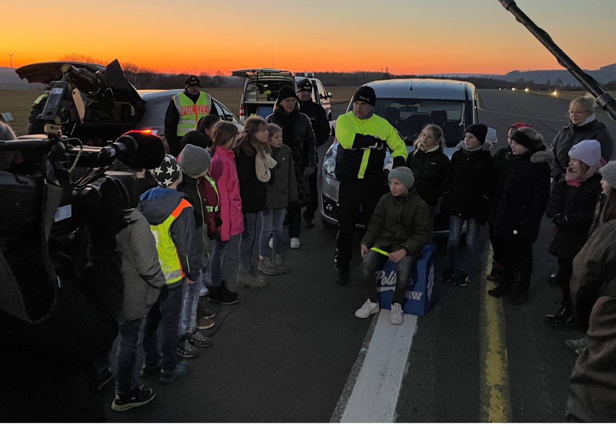 POL-HX: "Funkeln im Dunkeln": Reflektoren-Experiment auf Flugplatz-Landebahn Veranstaltung der Grundschule Ottbergen mit der Polizei Höxter