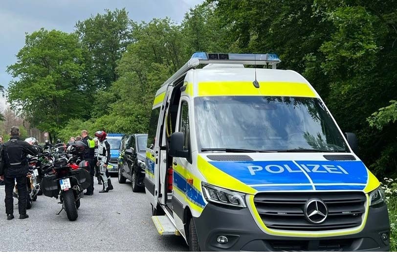 Bei den gemeinsamen Verkehrskontrollen der Polizei Höxter und der Polizei Paderborn wurden auf der Bollerbornstraße in Altenbeken rund 80 Motorräder kontrolliert.