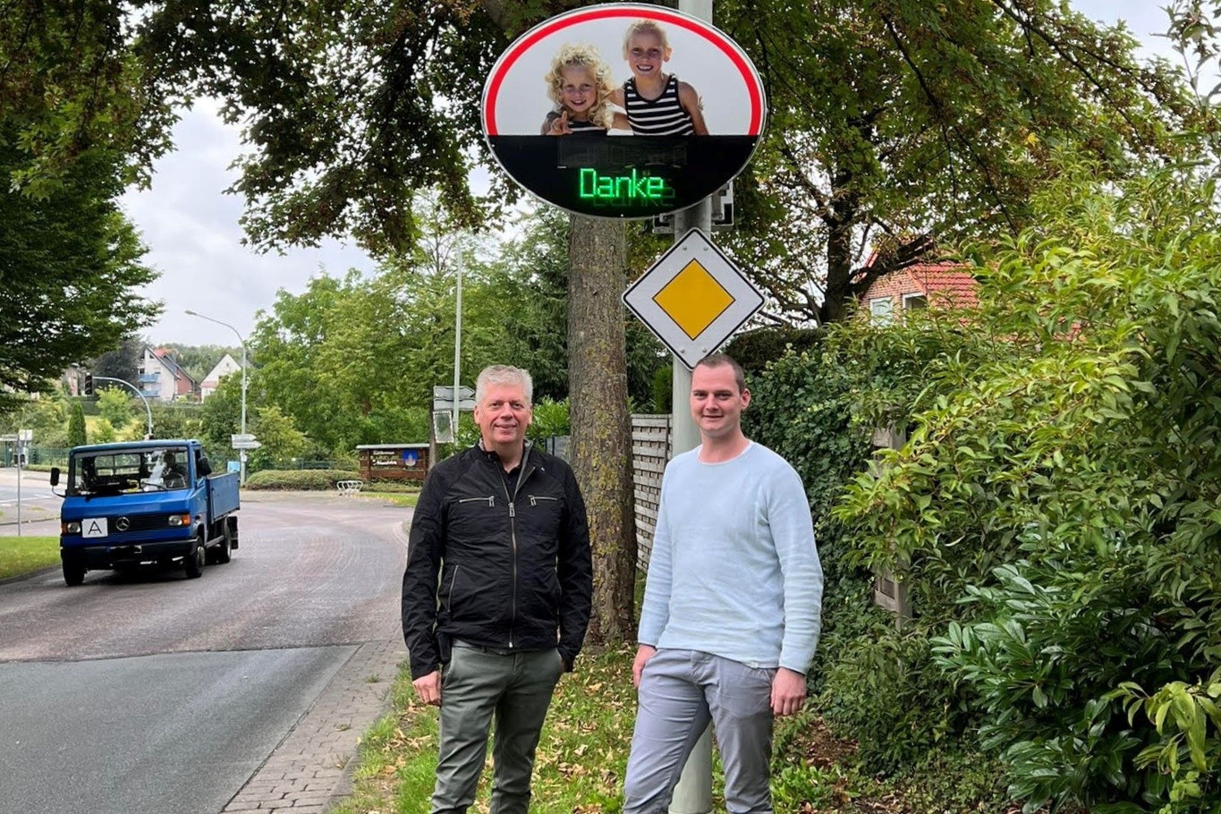Stifter Frank Beineke (links) und Neuenbekens Ortsvorsteher Sascha Pöppe an einem neu installierten DialogDisplay. © Beineke/Pöppe