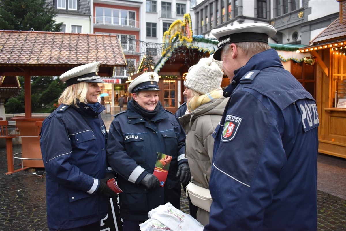 Bildunterschrift: Gemeinsam gegen Taschendiebe: Polizei und Bundespolizei auf dem Paderborner Weihnachtsmarkt