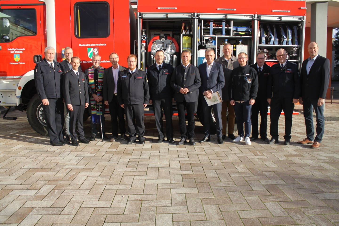 Bildunterzeilen: Foto Gruppe eins: Das neue Katastrophenschutzfahrzeug „LF 20-KAtS NRW“ ist von Landrat Michael Stickeln (Mitte) an die Freiwillige Feuerwehr Bad Driburg übergeben worden. Auf dem Foto