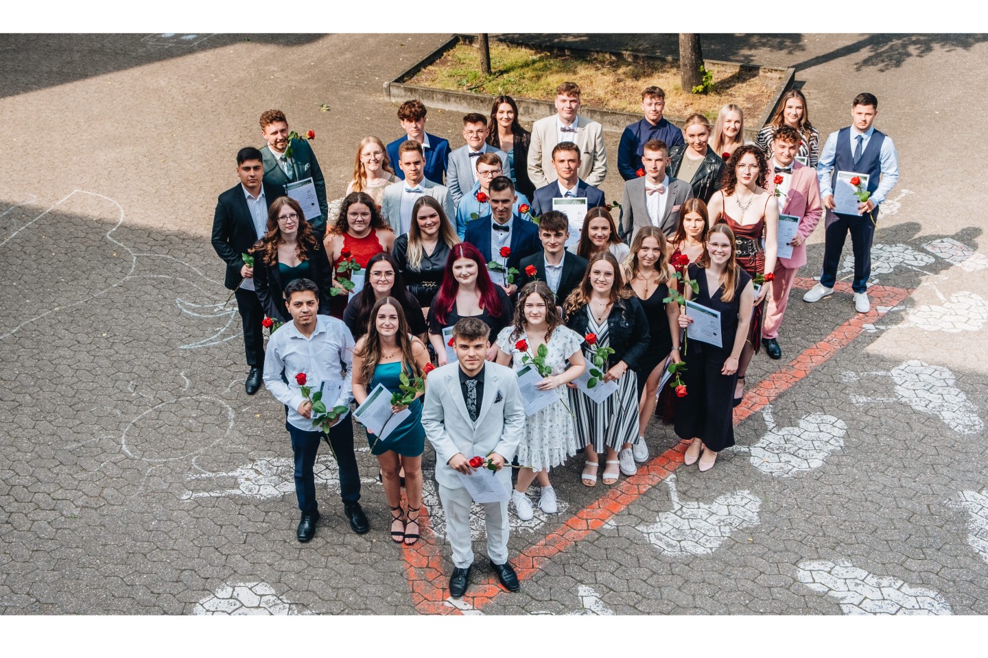 Fotounterschriften: Gruppenfoto: Bei strahlendem Sonnenschein feierten die Absolvent:innen 2023 der Gesamtschule Bad Driburg ihr Abitur